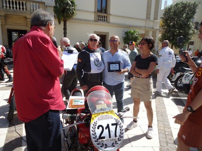 Premiato dal sindaco di Villa Castelli e dalla assessore dello sport il pilota locale Vito Ciraci veterano della Milano/Taranto negli anni 1953/55