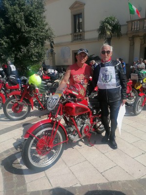 non poteva mancare una foto ricordo con Ciraci e la sua Guzzi...