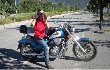 con la sua Honda Shadow