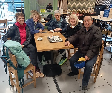 foto con le sue amiche per la camminata del Salento