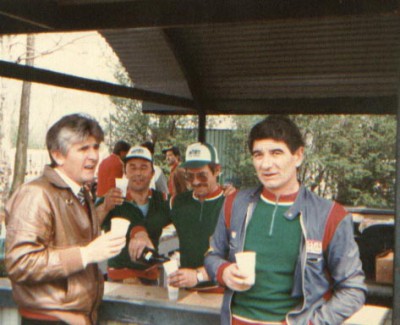 Vittorio con la bottiglia del vino dietro il grill...